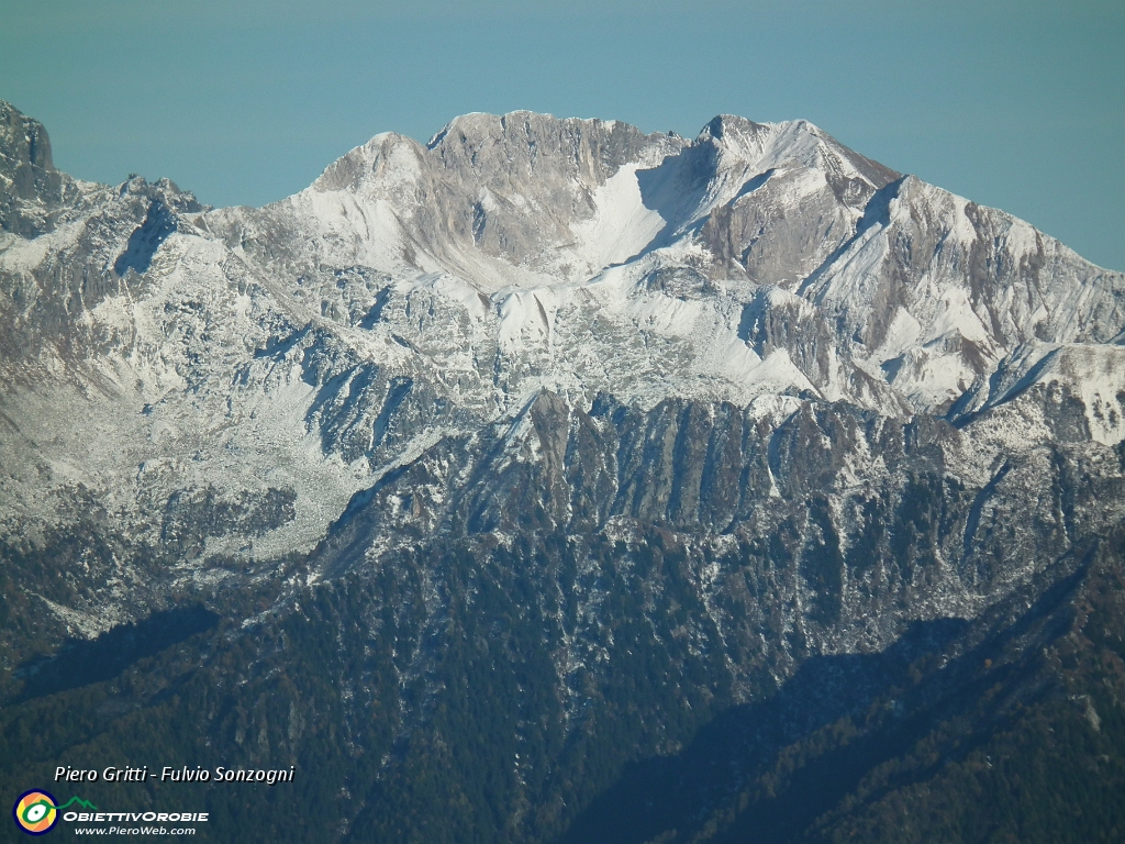 81 Lontano bellissima montagna .JPG